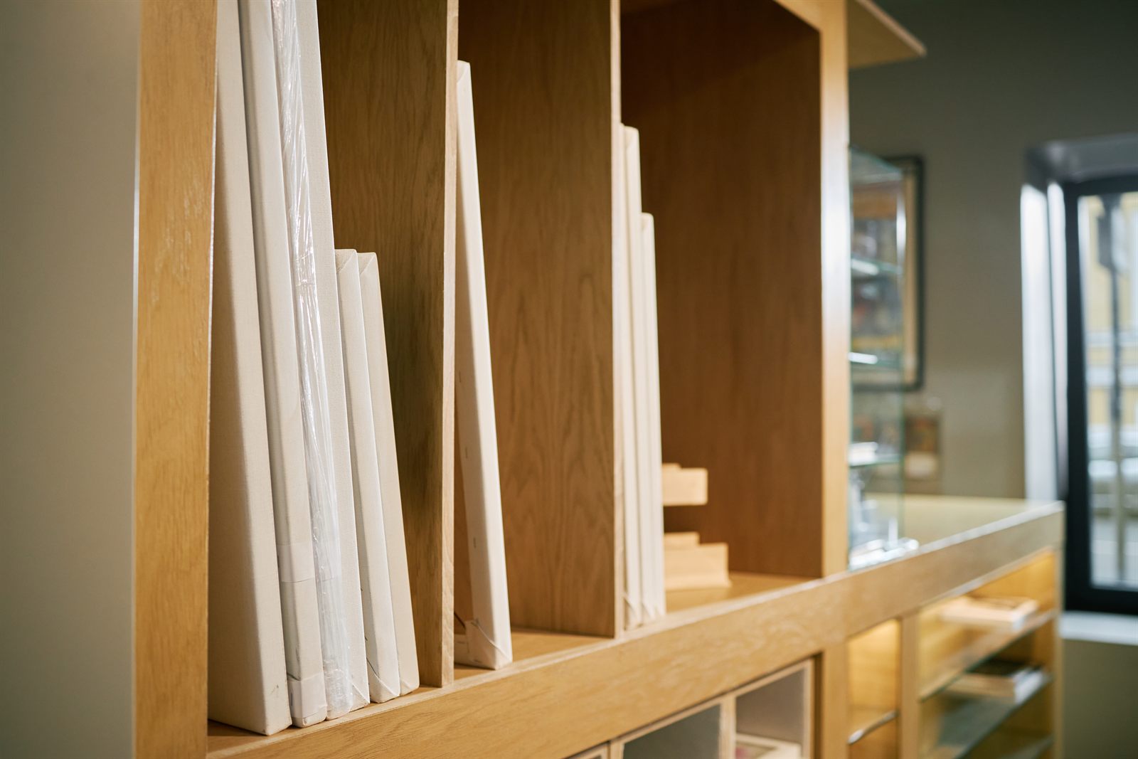 Houten kastenwand met open vakken en legplanken